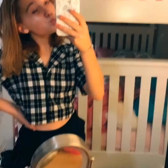 BRANDY MELVILLE VIVIAN TOP 🤩 - Picture 2 of 3
